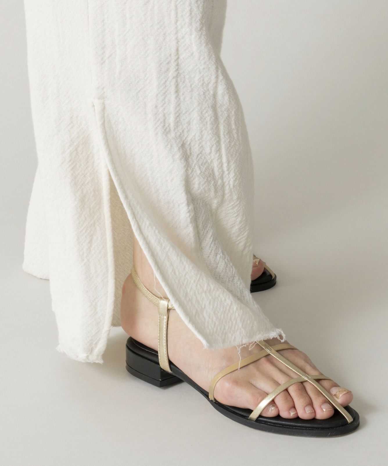 【せお】LE VERNIS フラットシューズ　ベージュ23.5 LE VERNIS] I line flat sandals | CASSELINI ONLINE SHOP
