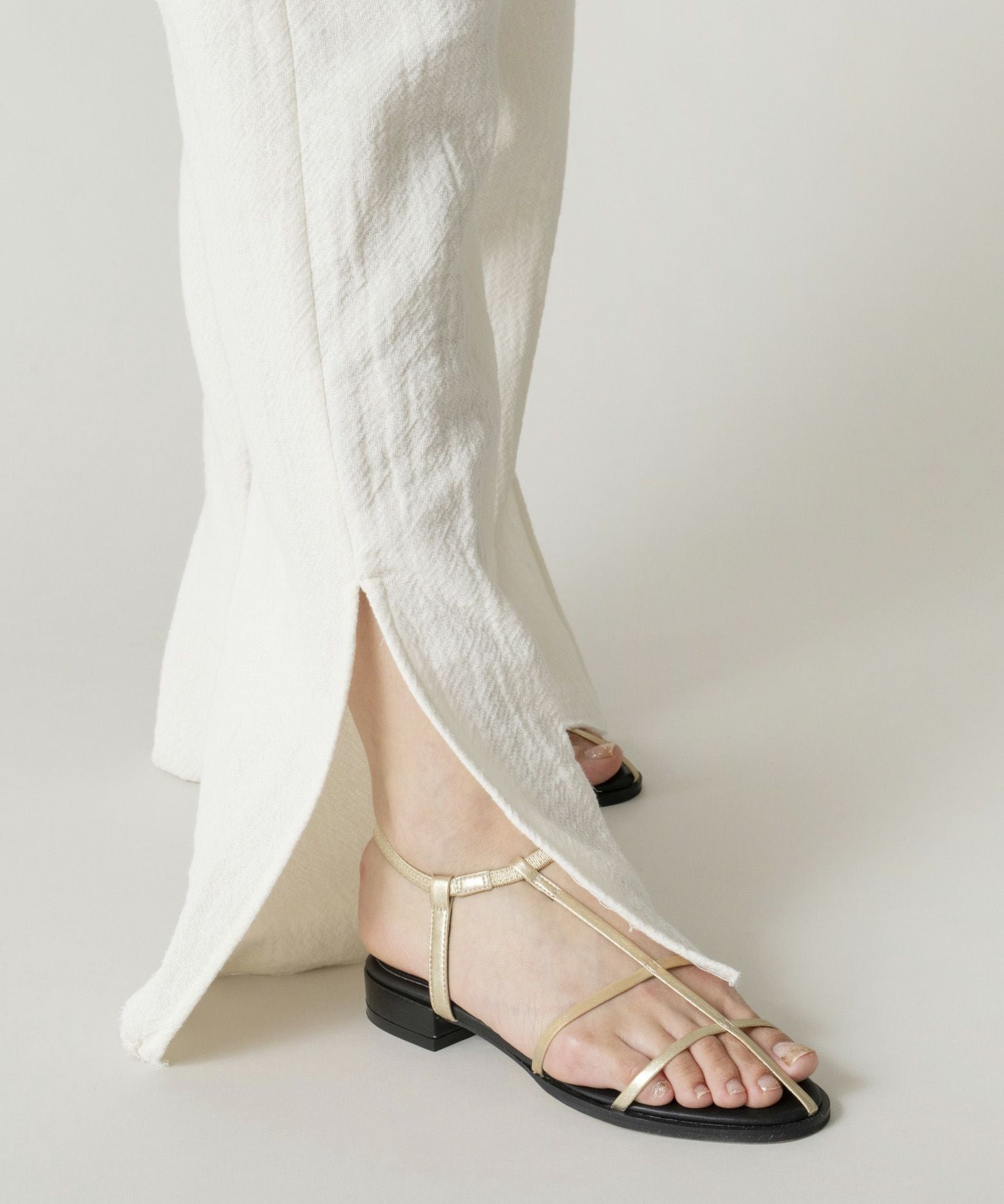 LE VERNIS] I line flat sandals | CASSELINI ONLINE SHOP