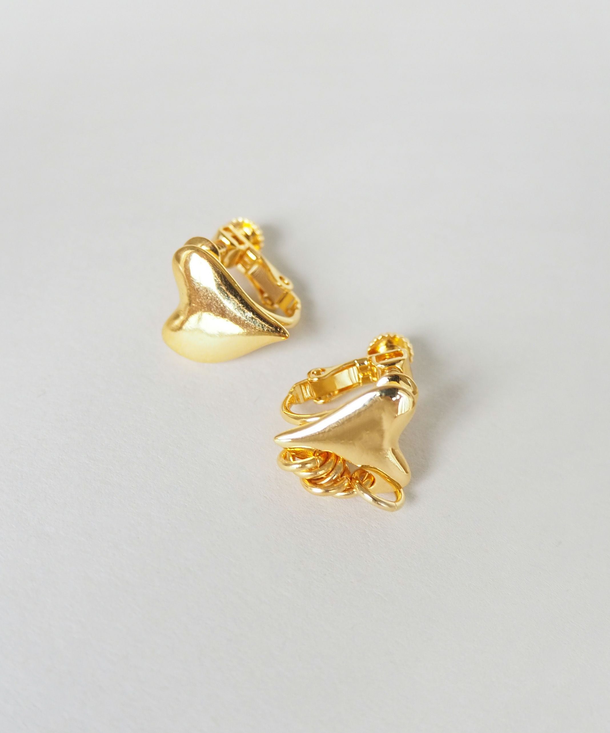 LAPUIS] Coil heart earrings | CASSELINI ONLINE SHOP