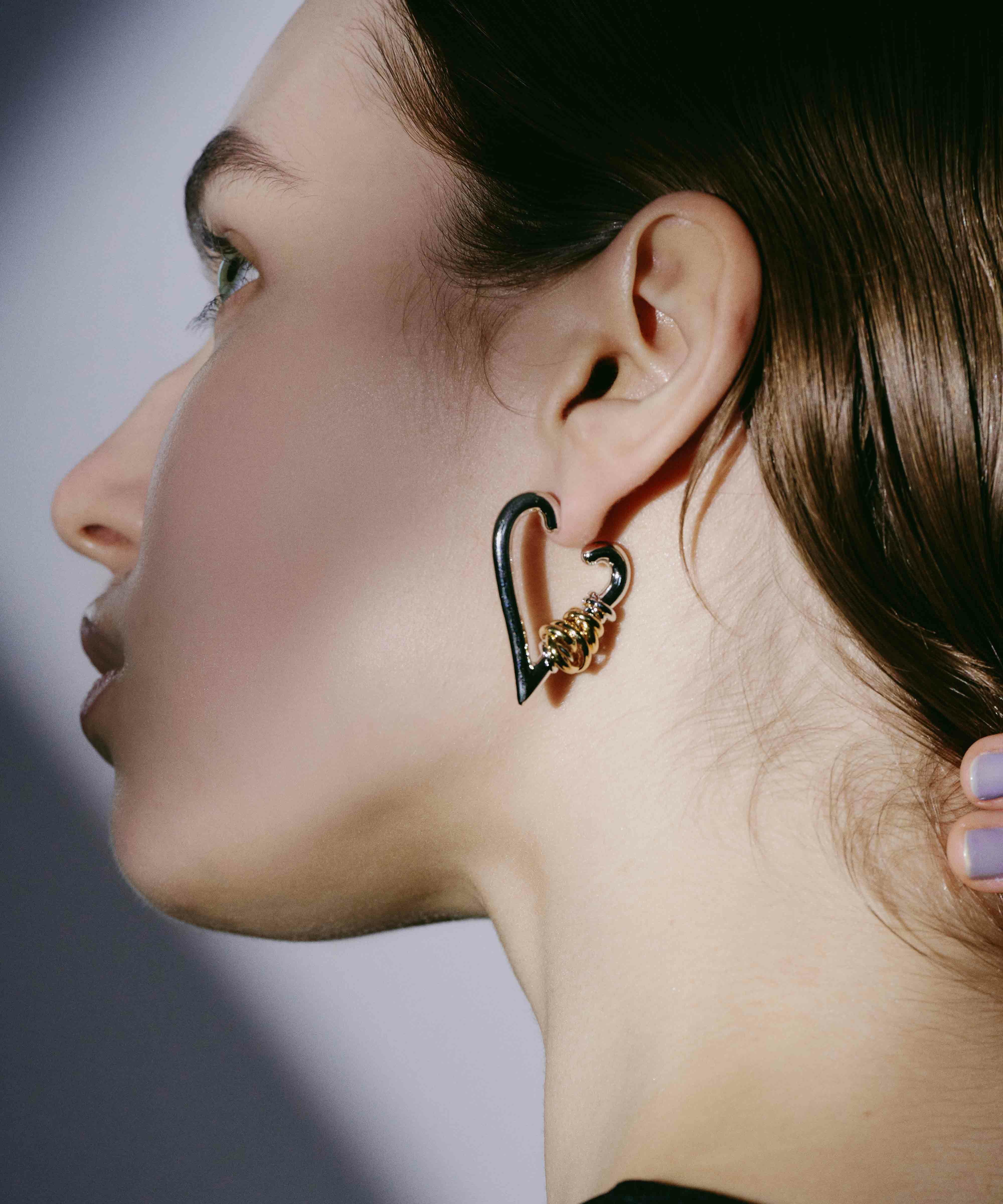 ガブリエラキス ピアス 羽根のない蜂 酸化青銅 14K 片方のみ LAPUIS] Coil heart hoop pierced earrings | CASSELINI ONLINE SHOP