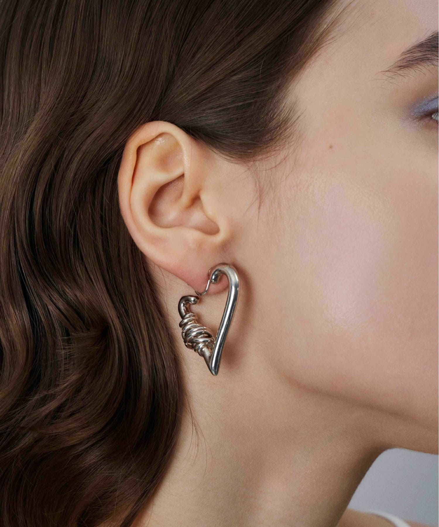 LAPUIS] Coil heart hoop earrings | CASSELINI ONLINE SHOP