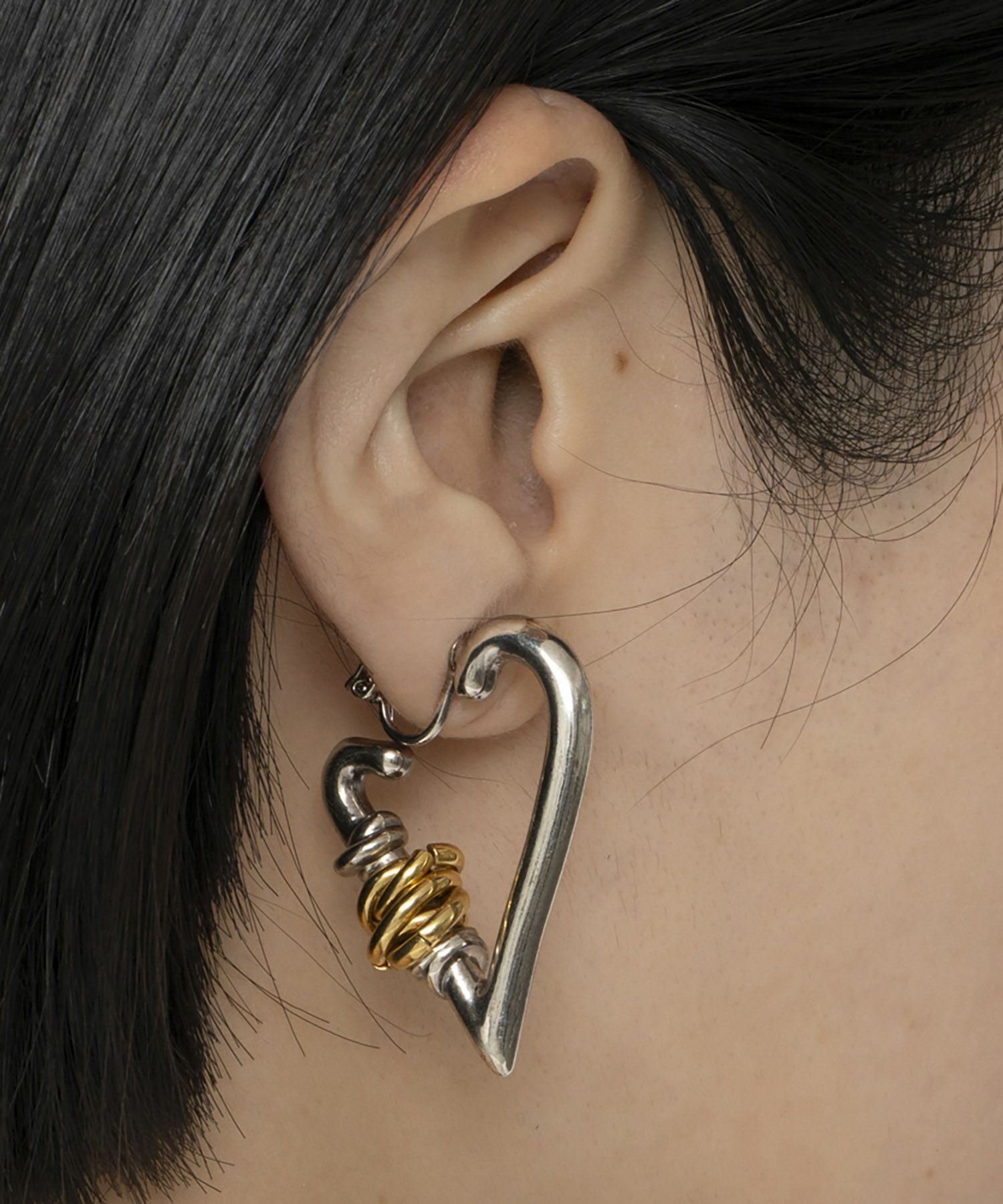 LAPUIS] Coil heart hoop earrings | CASSELINI ONLINE SHOP