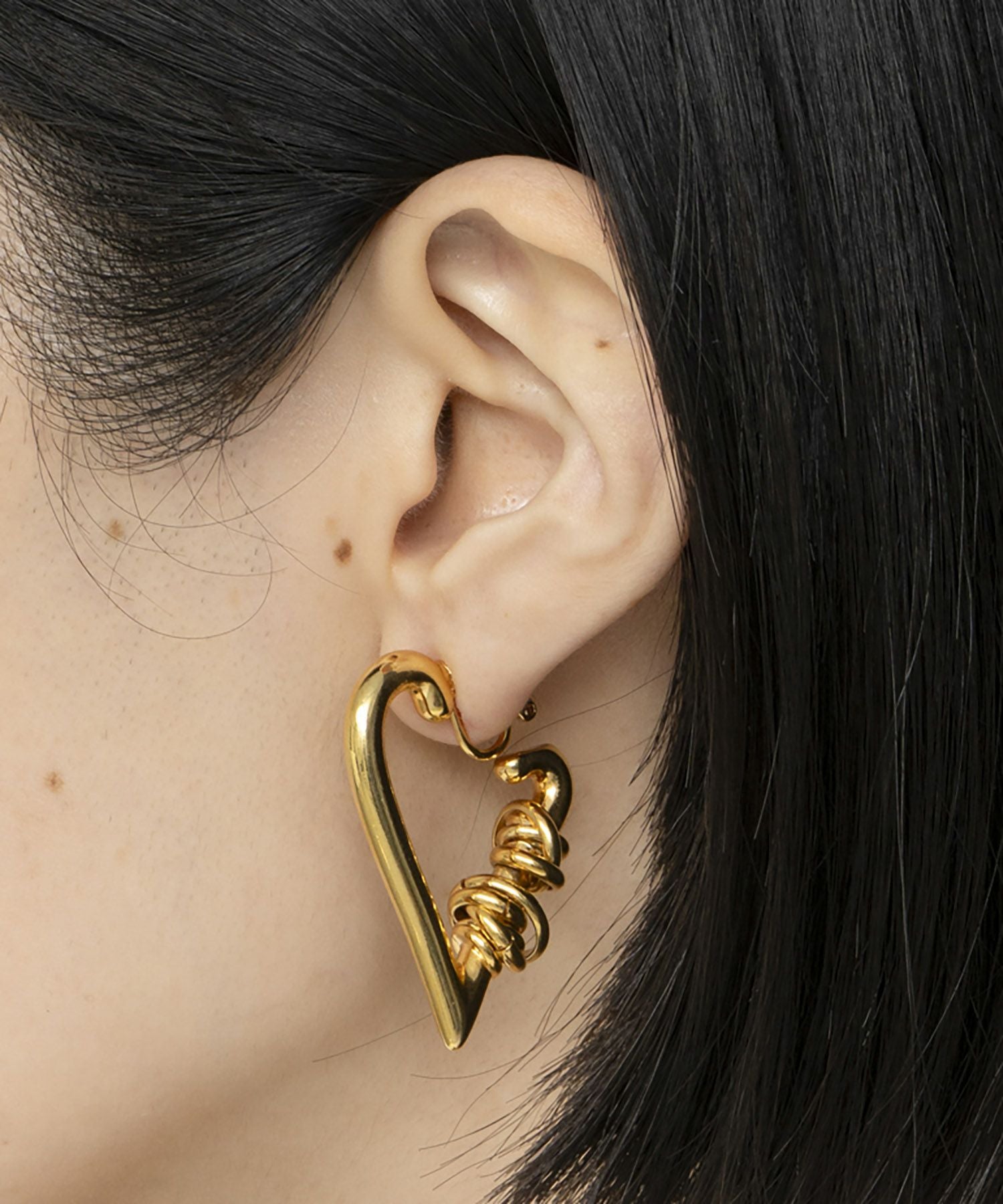 LAPUIS] Coil heart hoop earrings | CASSELINI ONLINE SHOP