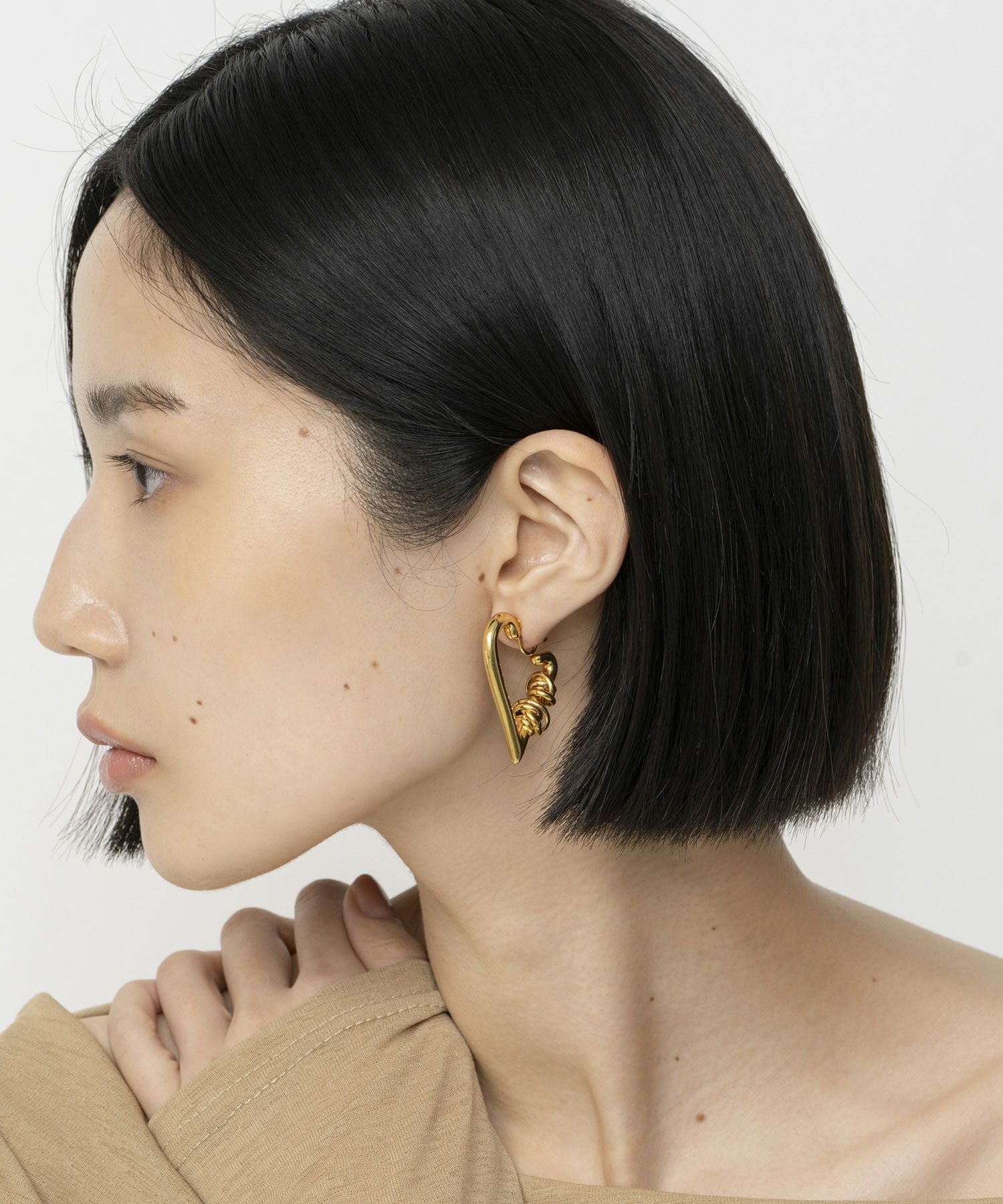 LAPUIS] Coil heart hoop earrings | CASSELINI ONLINE SHOP