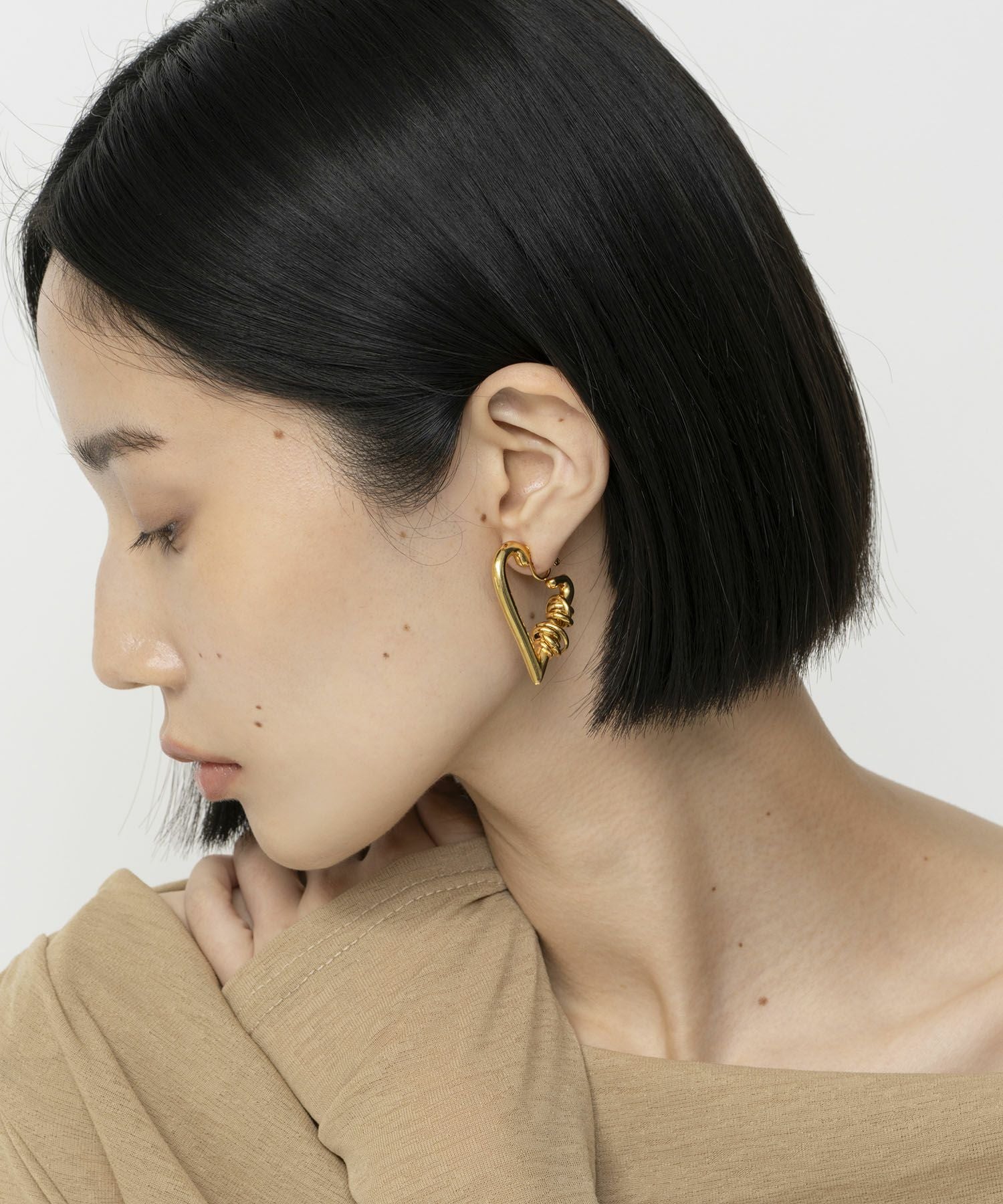 LAPUIS] Coil heart hoop earrings | CASSELINI ONLINE SHOP