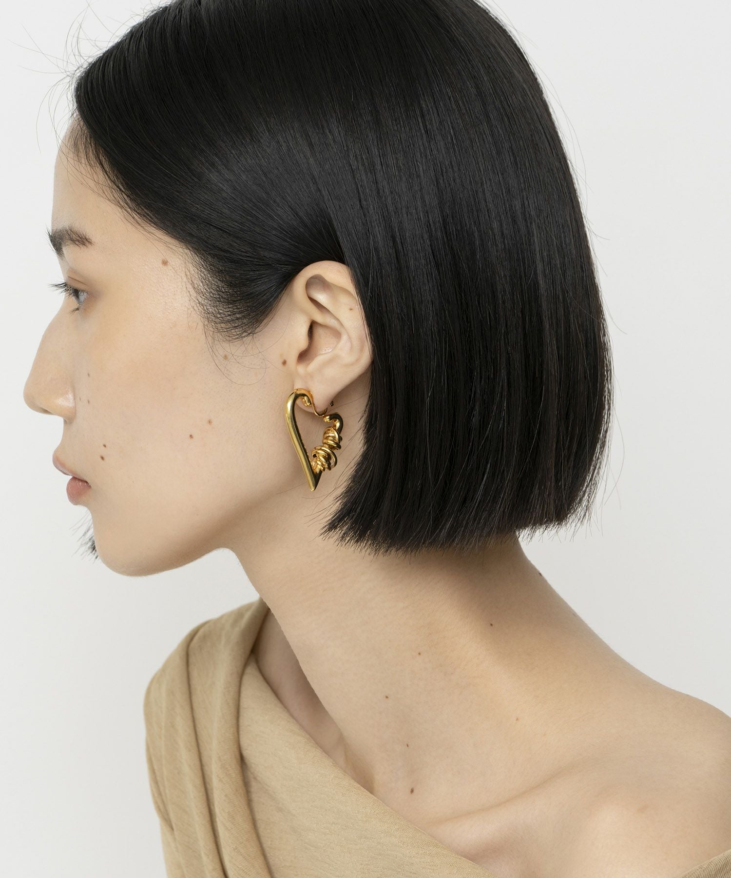 LAPUIS] Coil heart hoop earrings | CASSELINI ONLINE SHOP