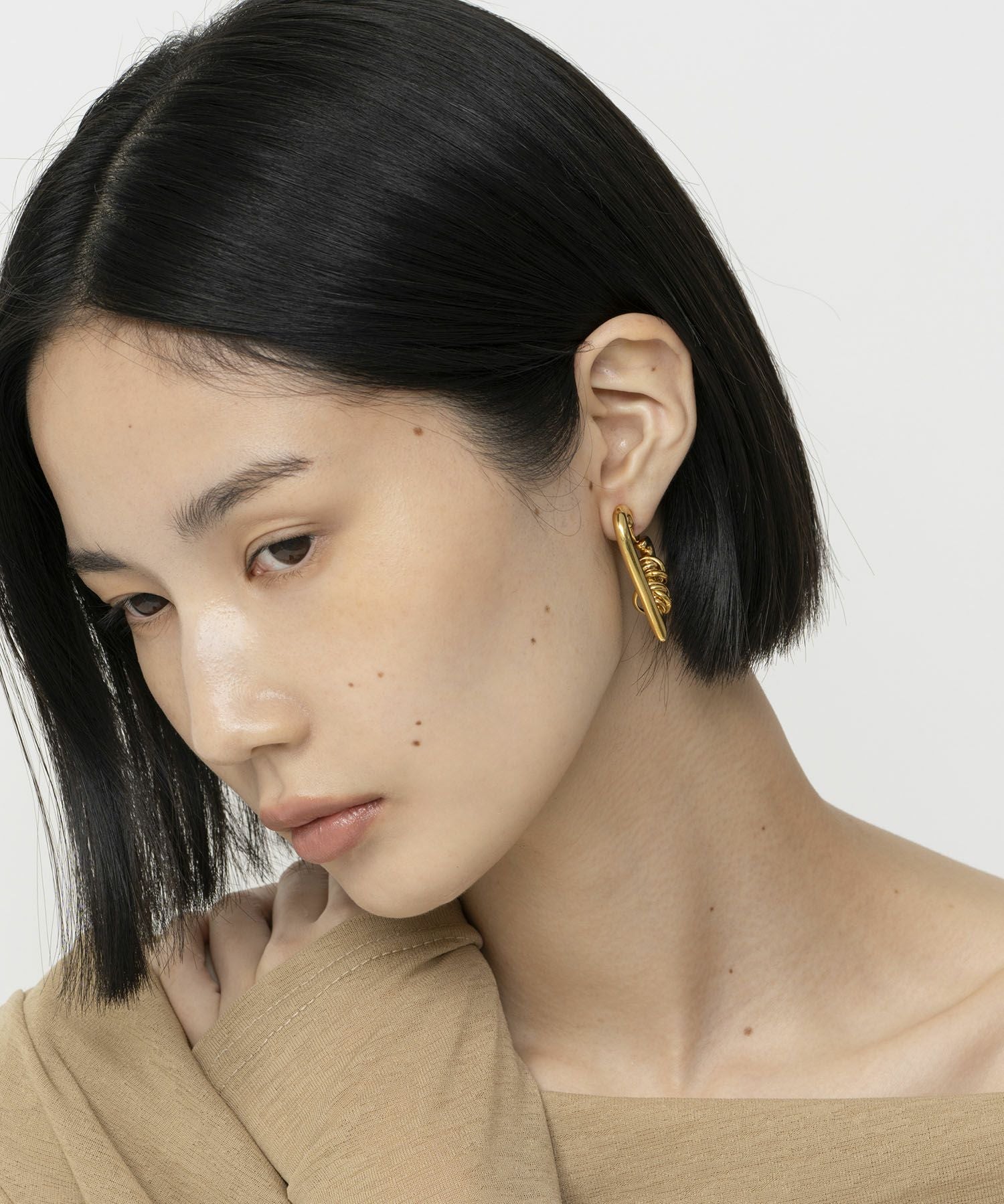 LAPUIS] Coil heart hoop earrings | CASSELINI ONLINE SHOP