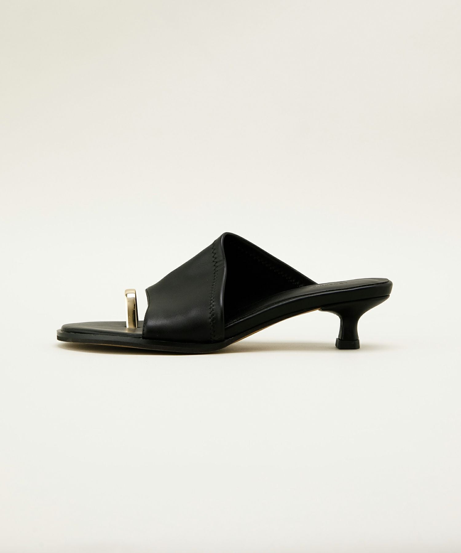 新色追加】[LE VERNIS] Toe ring sandals | CASSELINI ONLINE SHOP