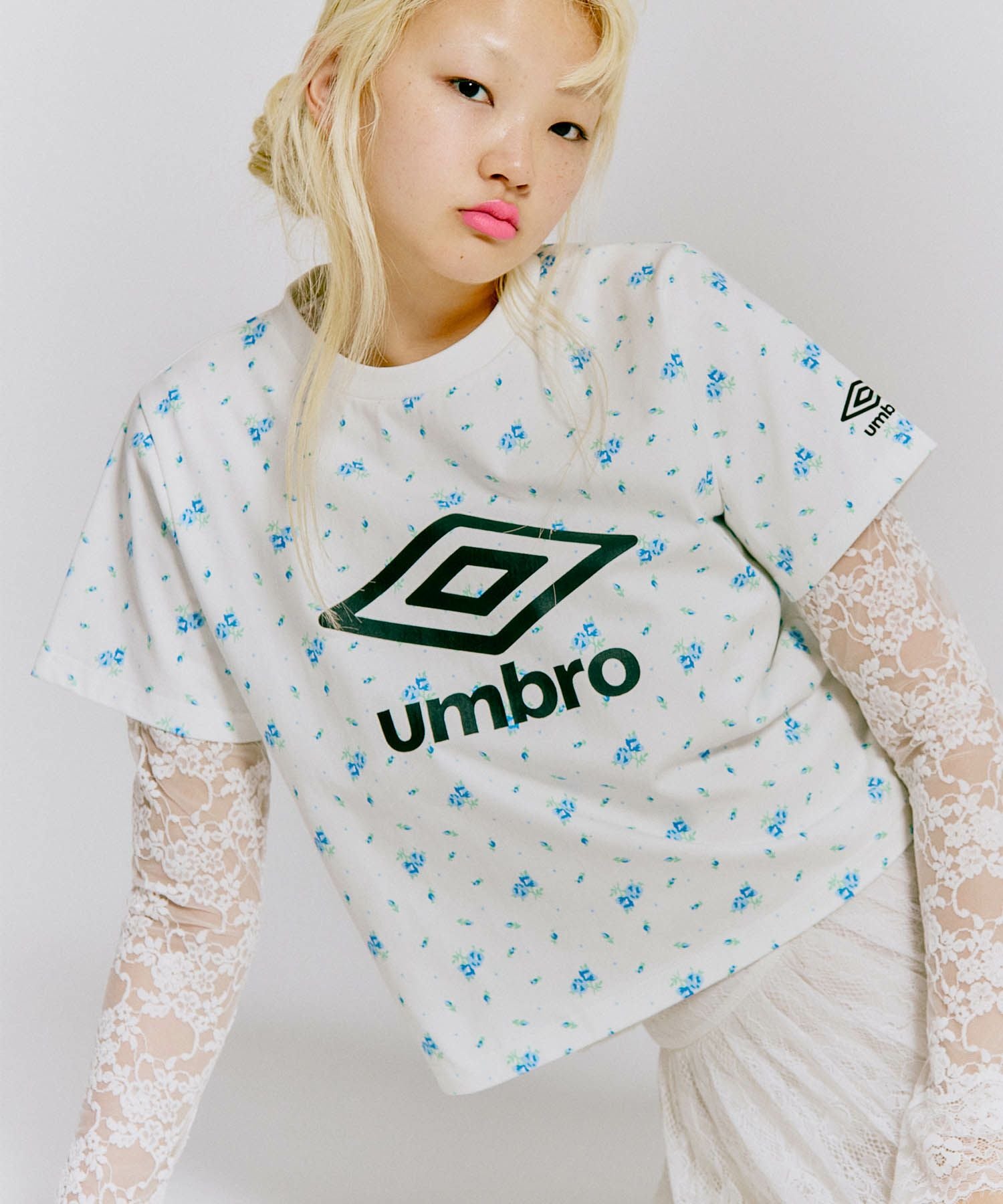Casselini(キャセリーニ)【UMBRO × Casselini】花柄ロゴTシャツ