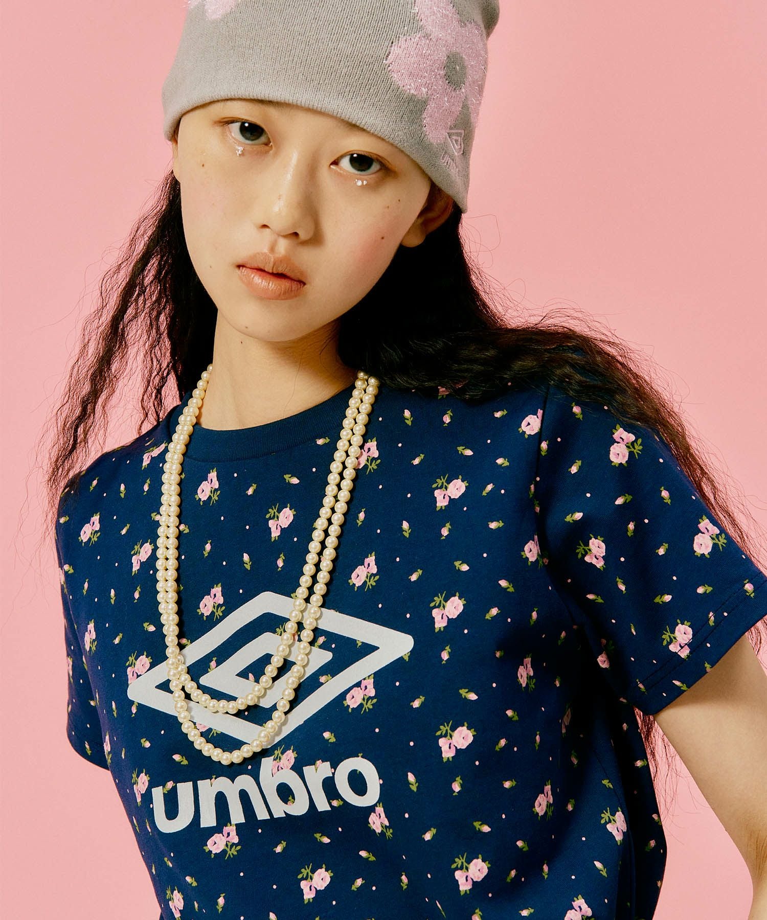 Casselini(キャセリーニ)【UMBRO × Casselini】花柄ロゴTシャツ