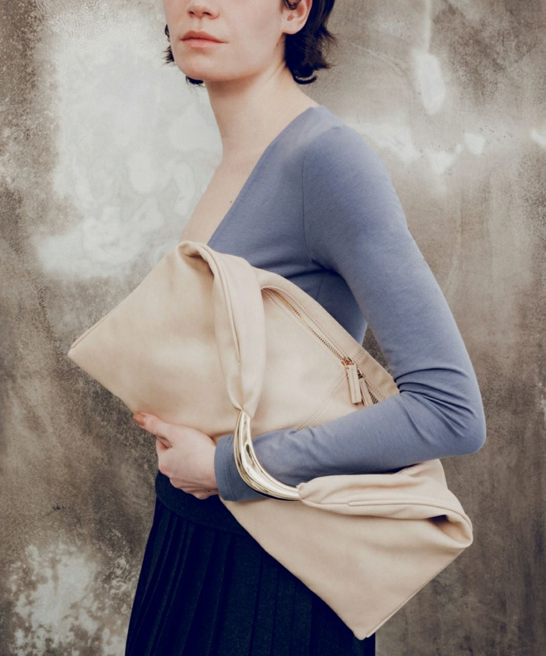 【on】LE VERNIS Sculpture triangle bag LE VERNIS] Sculpture triangle bag M | CASSELINI ONLINE SHOP