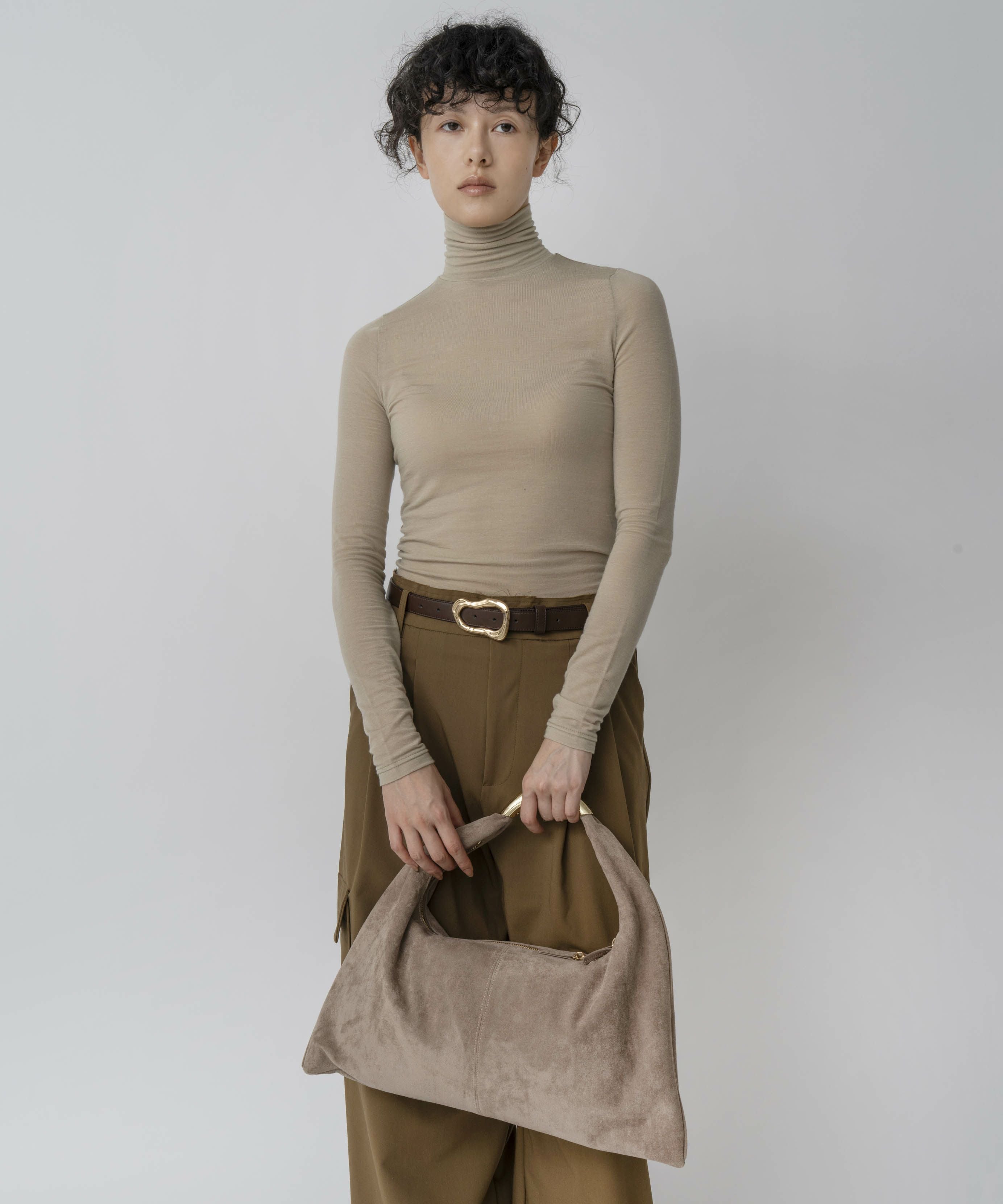 【on】LE VERNIS Sculpture triangle bag LE VERNIS] Sculpture triangle bag M | CASSELINI ONLINE SHOP