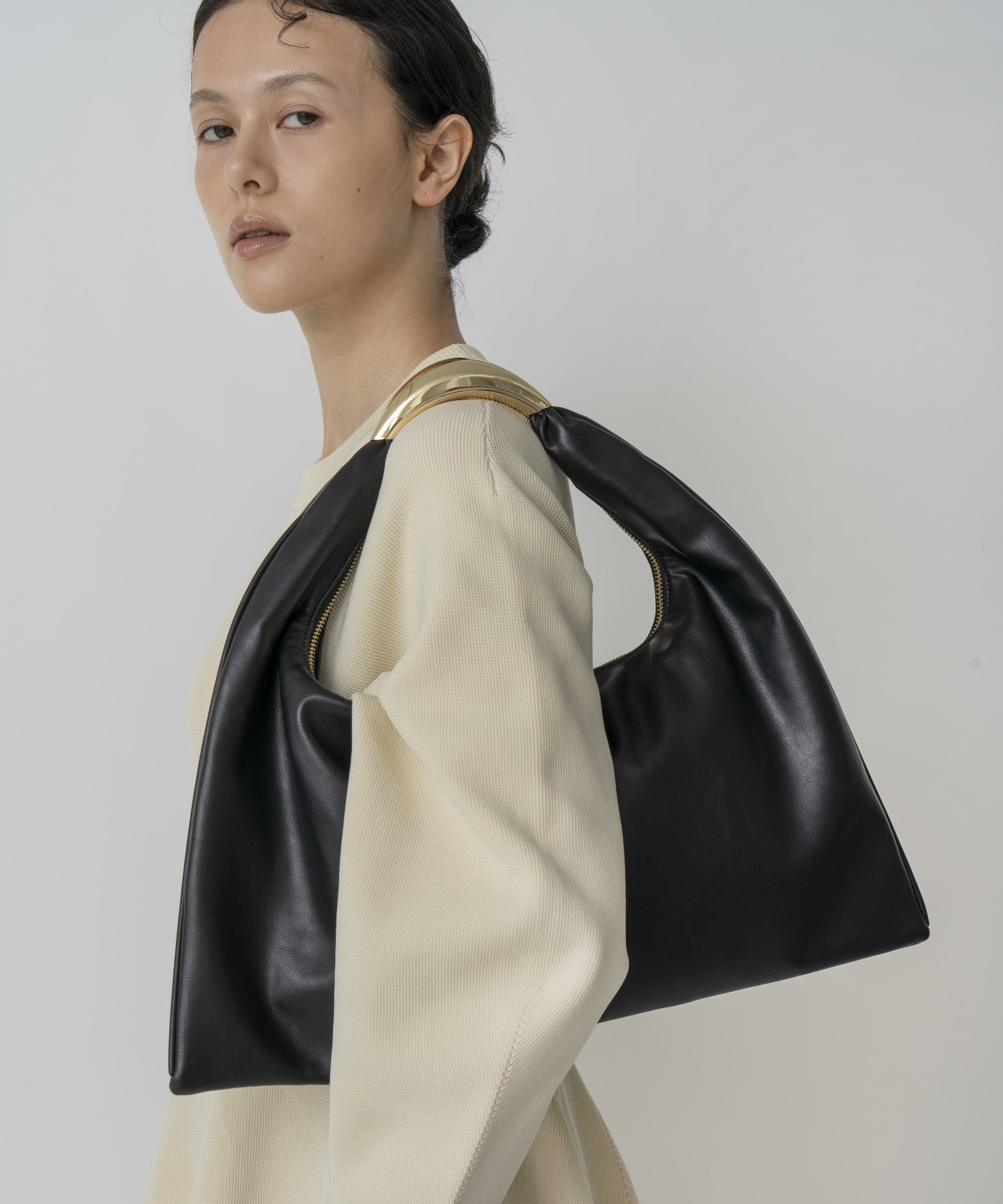 LE VERNIS] Sculpture triangle bag M | CASSELINI ONLINE SHOP