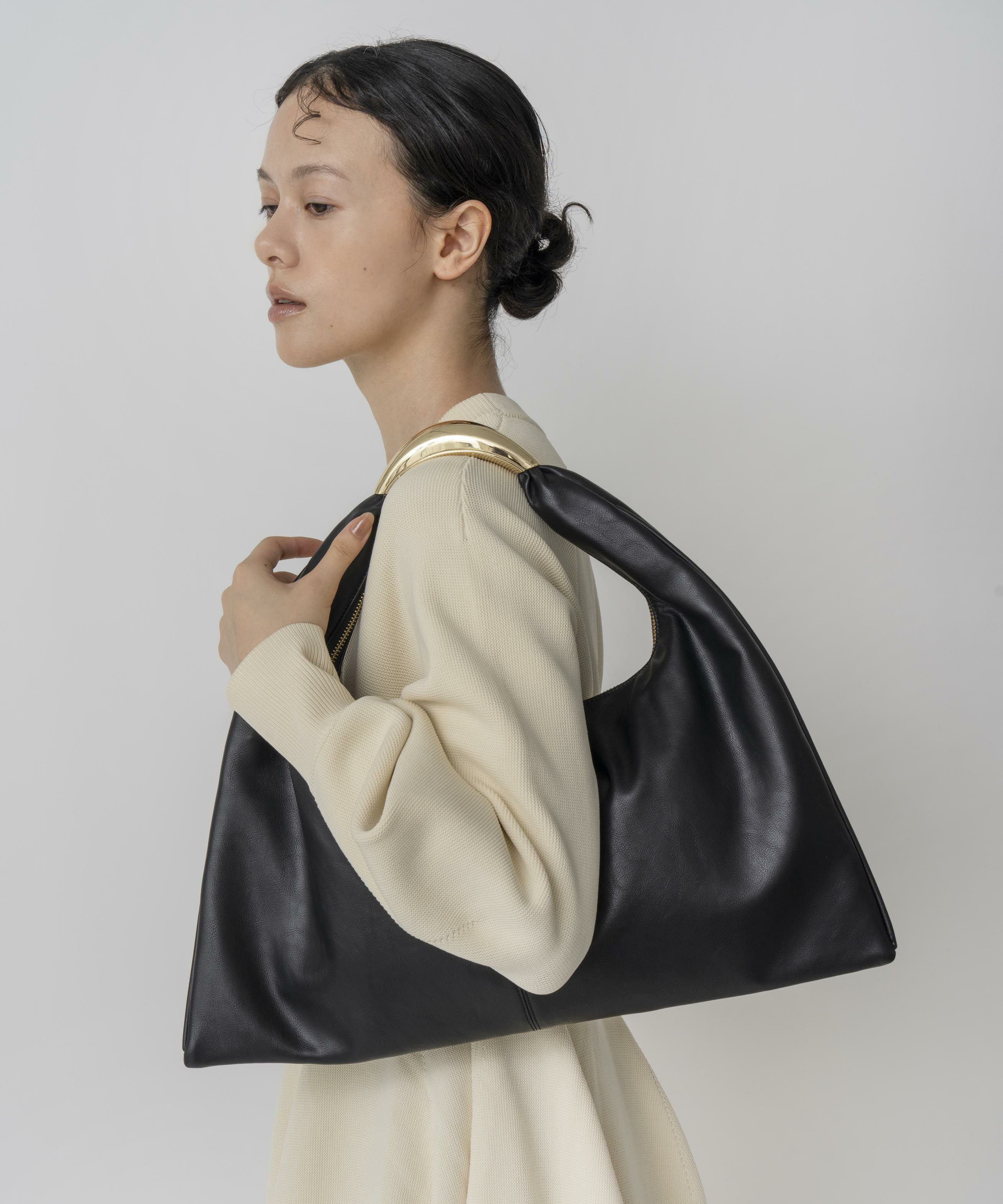 LE VERNIS(ル・ベルニ) Sculpture triangle M LE VERNIS] Sculpture triangle bag M | CASSELINI ONLINE SHOP