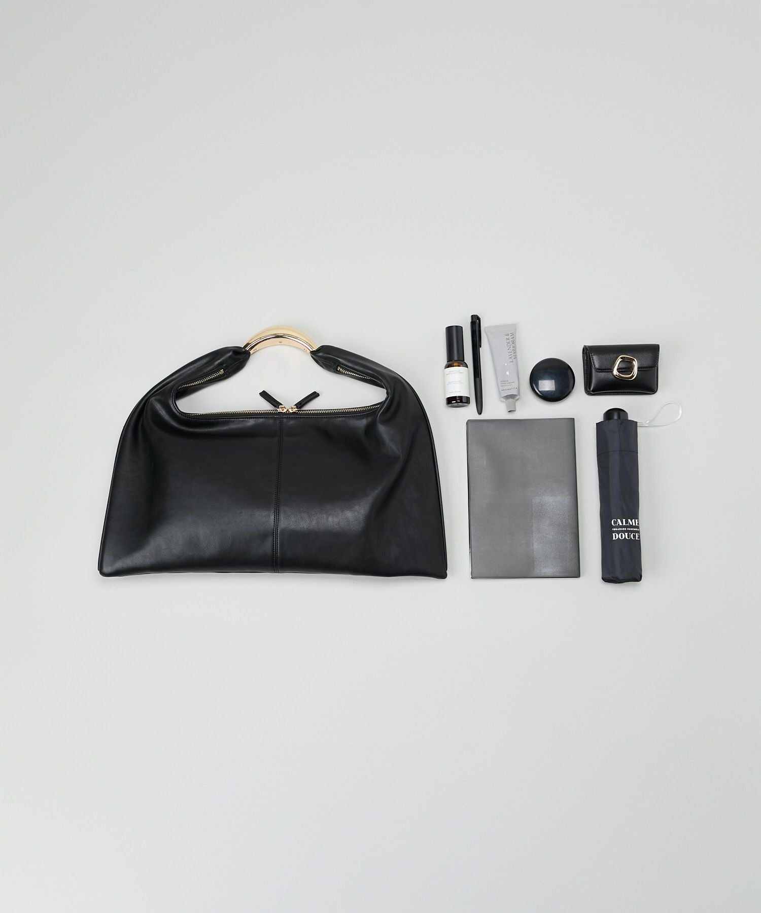 【on】LE VERNIS Sculpture triangle bag LE VERNIS] Sculpture triangle bag M | CASSELINI ONLINE SHOP