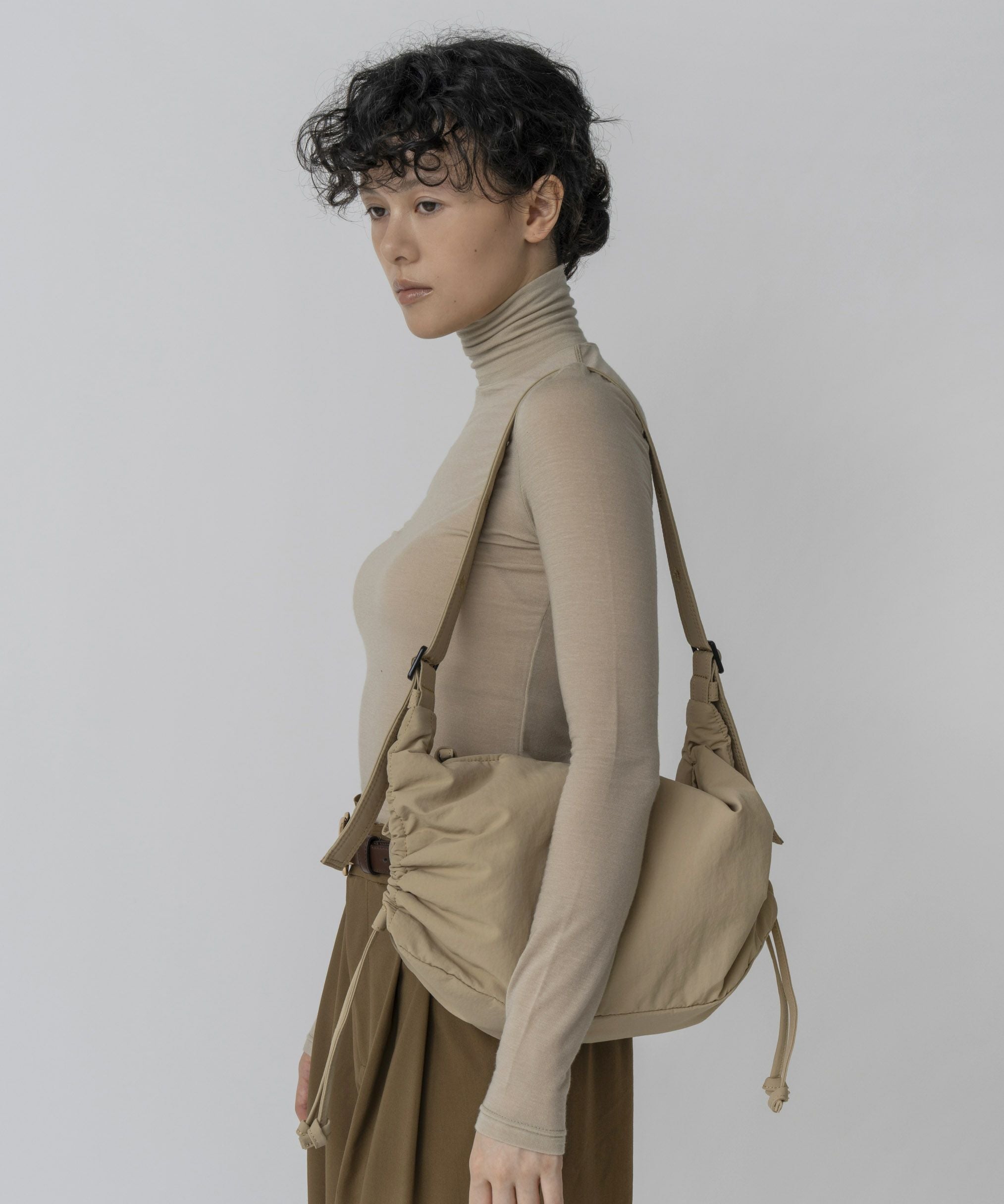 24時間以内発送 未使用品 希少カラー Leather Waist Bag Le Vernis（ル・ベルニ） ショルダーバッグ Stomach bag M 252-210515