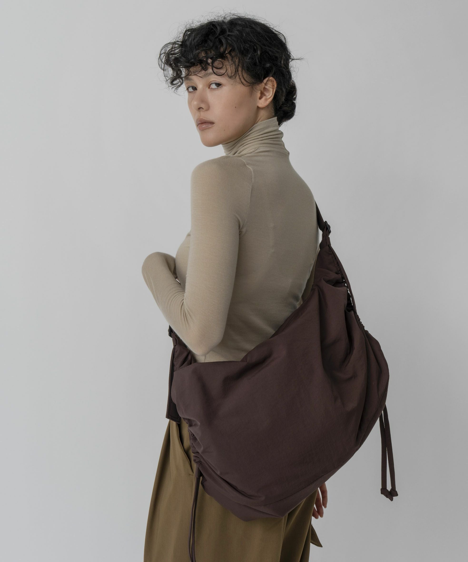 24時間以内発送 未使用品 希少カラー Leather Waist Bag Le Vernis（ル・ベルニ） ショルダーバッグ Stomach bag M 252-210515