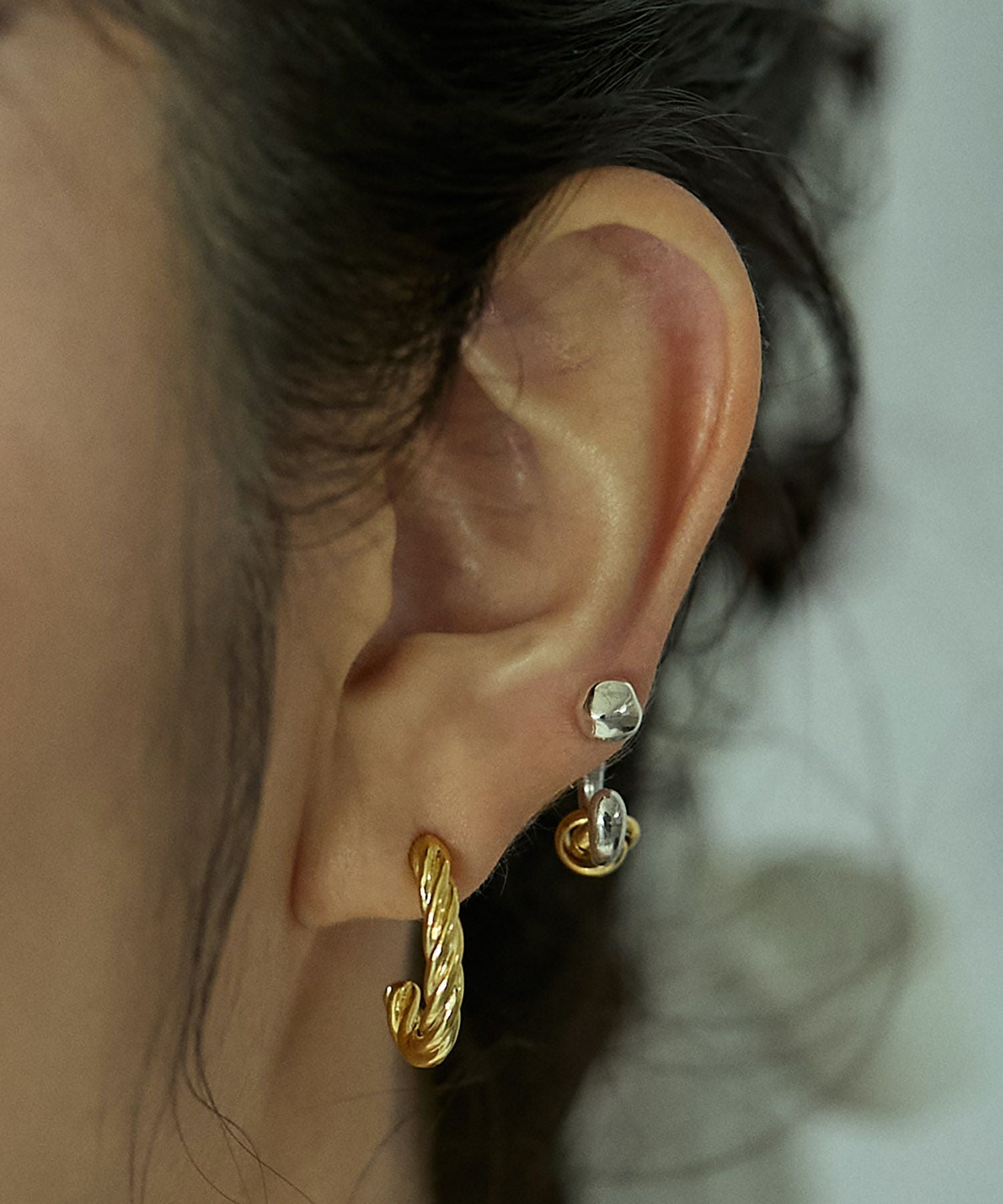 LAPUIS] Drop flow coil pierced earrings | CASSELINI ONLINE SHOP