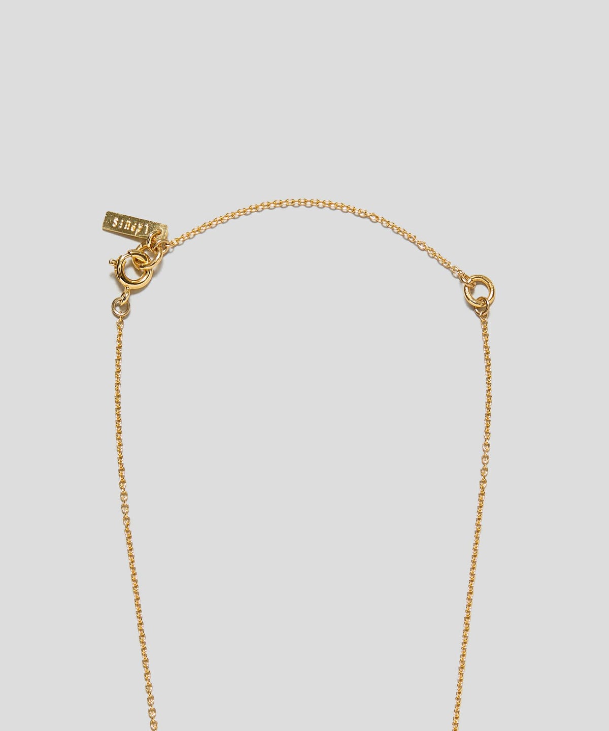 手前のリングで留めることで長さ調整可能