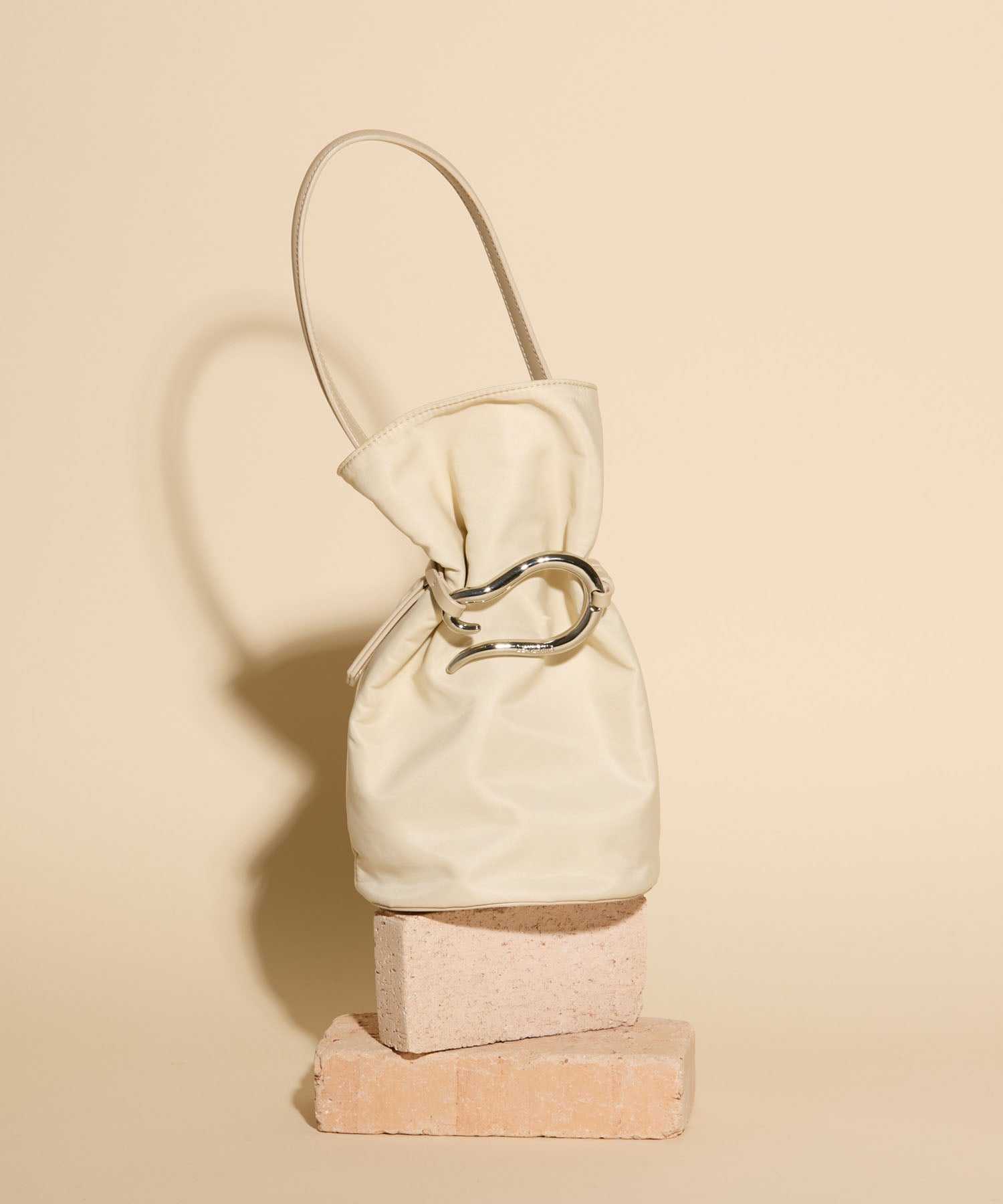 LE VERNIS] Poire bucket bag S | CASSELINI ONLINE SHOP