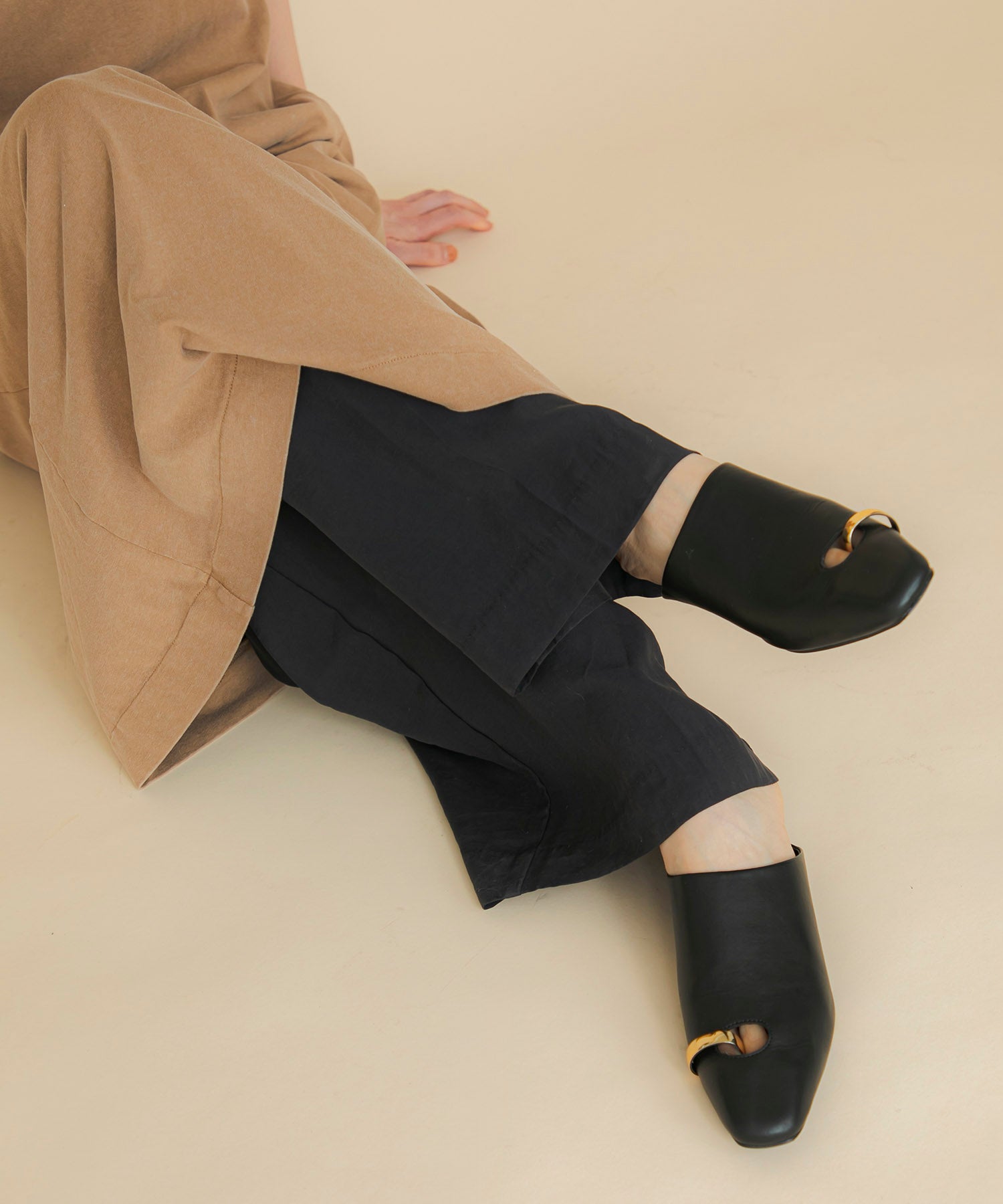 LE VERNIS] Toe ring Mules | CASSELINI ONLINE SHOP