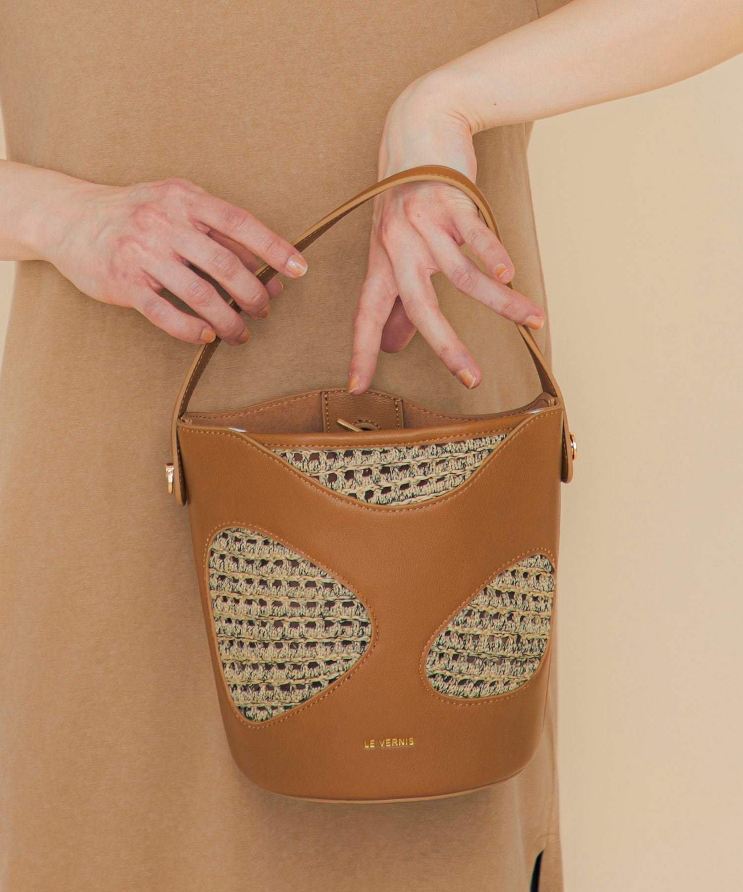 LE VERNIS] Hole digging bucket bag | CASSELINI ONLINE SHOP