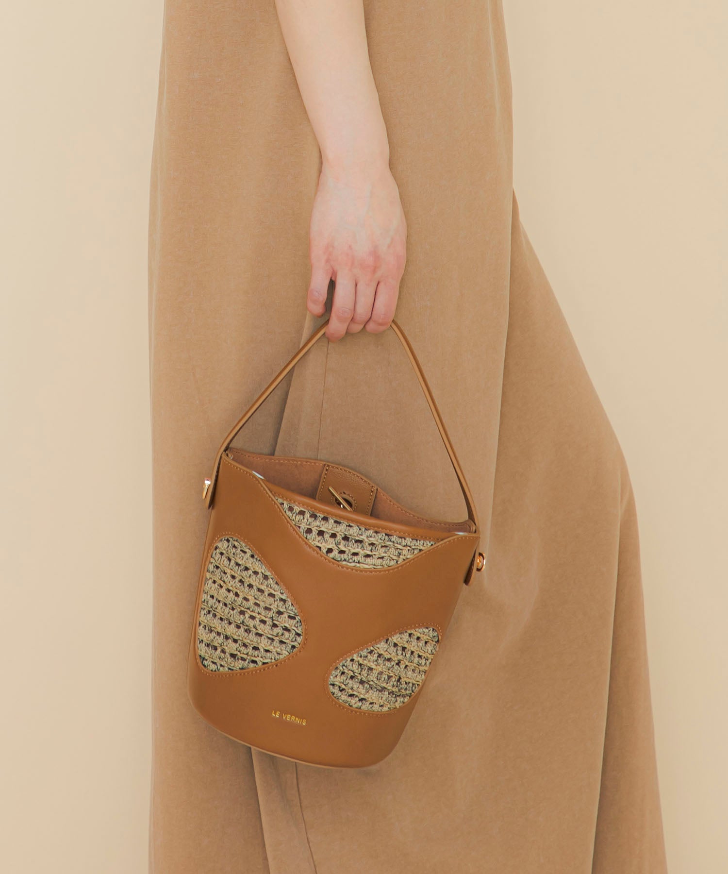 LE VERNIS] Hole digging bucket bag | CASSELINI ONLINE SHOP