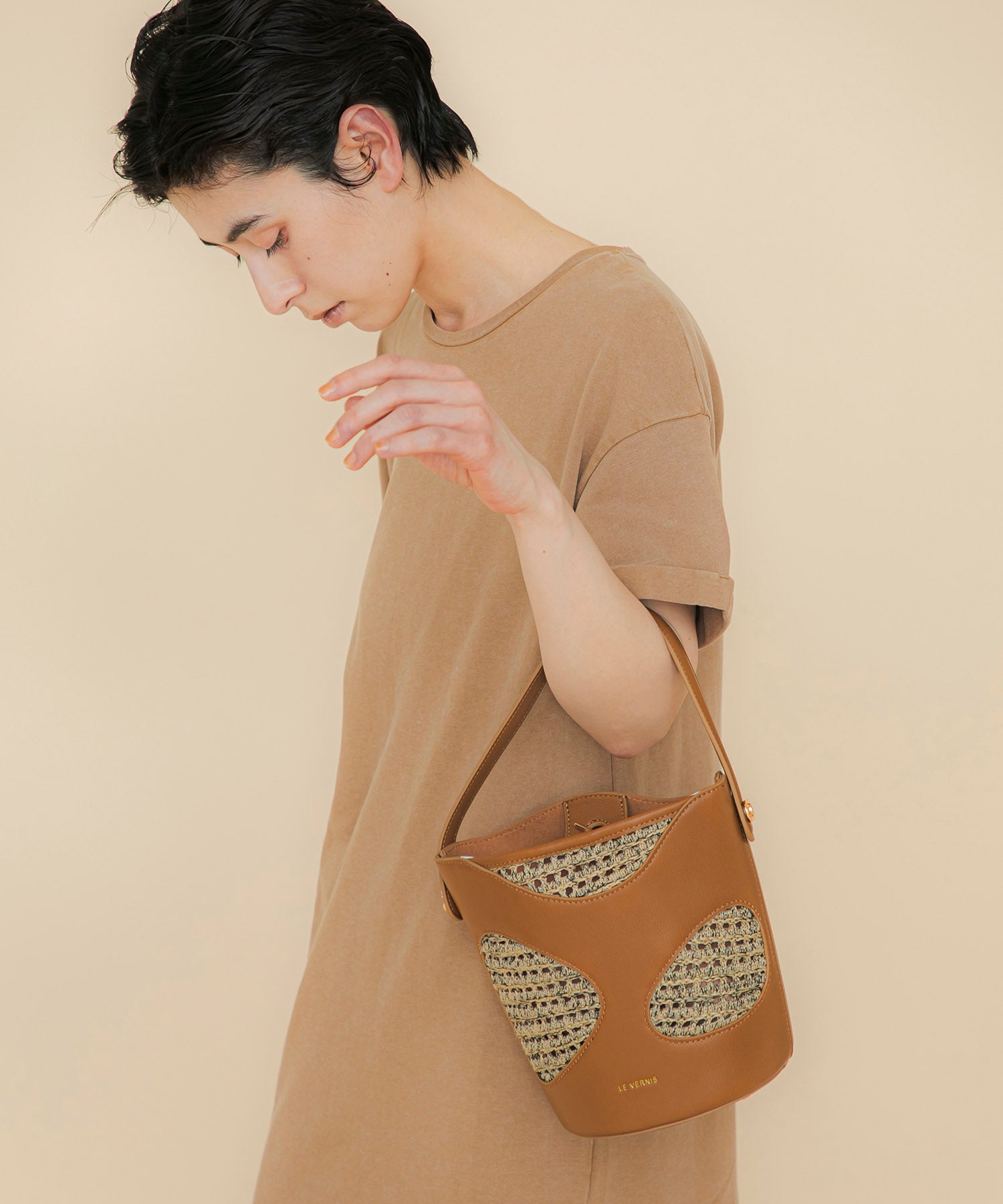 LE VERNIS] Hole digging bucket bag | CASSELINI ONLINE SHOP