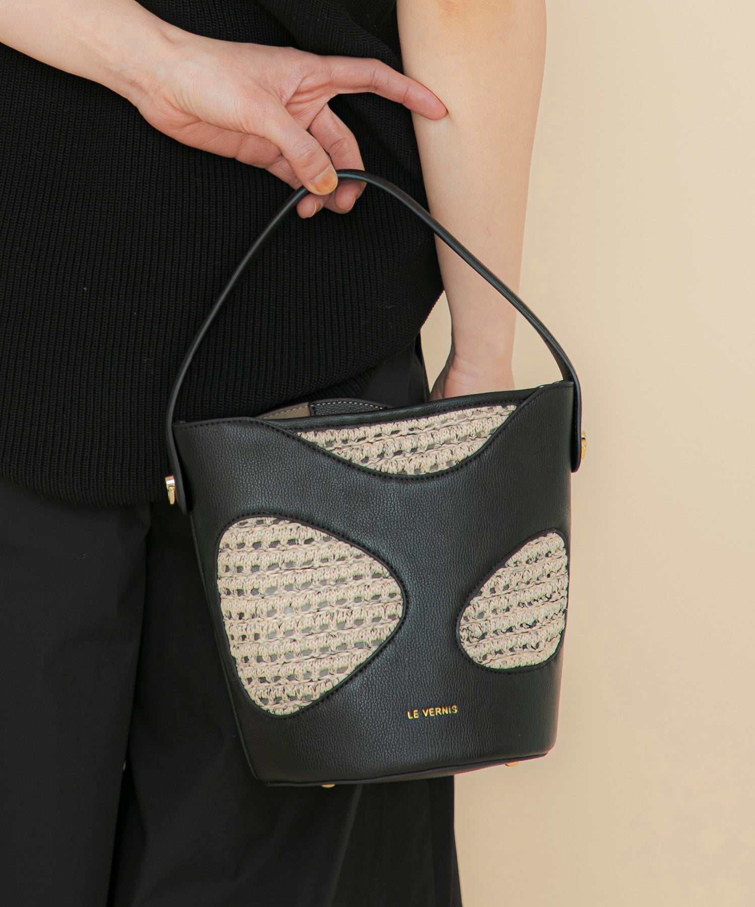 LE VERNIS] Hole digging bucket bag | CASSELINI ONLINE SHOP