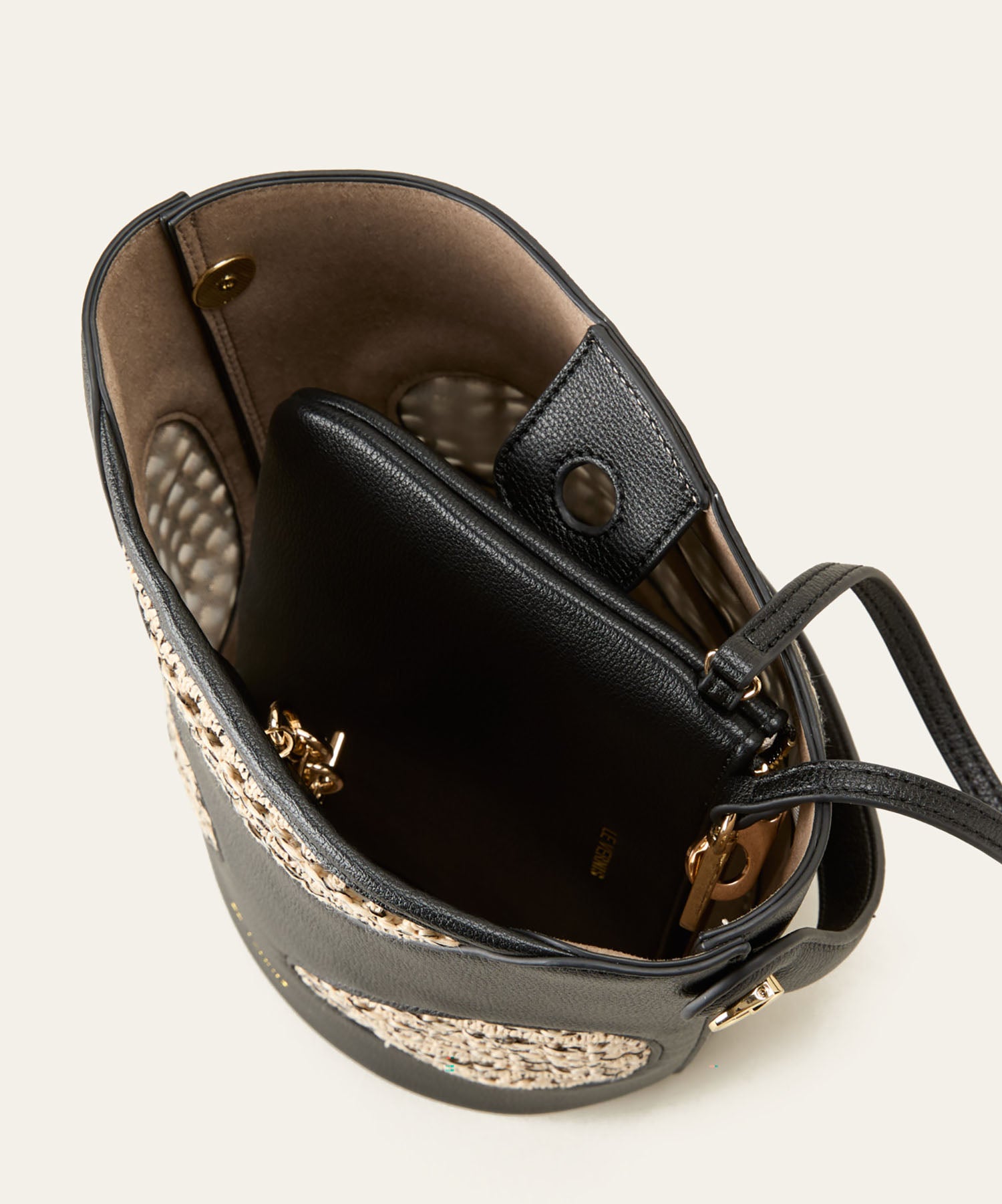LE VERNIS] Hole digging bucket bag | CASSELINI ONLINE SHOP