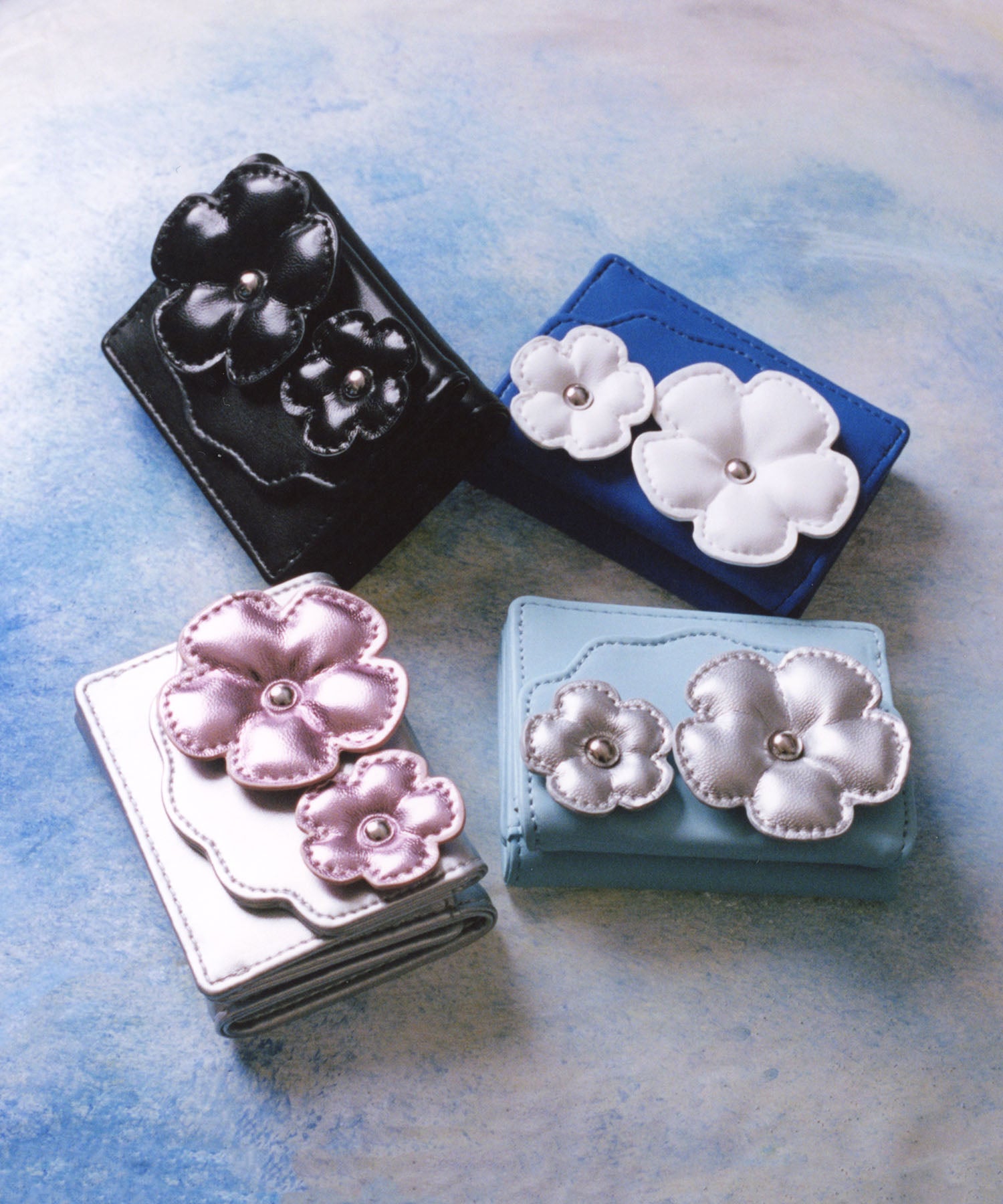 canone 野薔薇で留めるミニウォレット Casselini(キャセリーニ)ぷっくりフラワーウォレット | CASSELINI